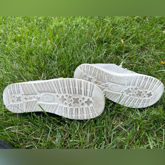 EUC Women’s/Youth Hey Dudes - Picture 4 of 4